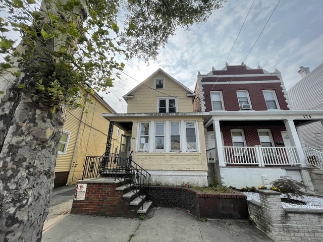 176 1st St - Image 1603458